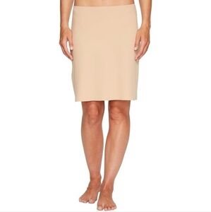 Commando Woman's True Nude Seamless Half Slip Shapewear Skirt Pullon Size L/XL.